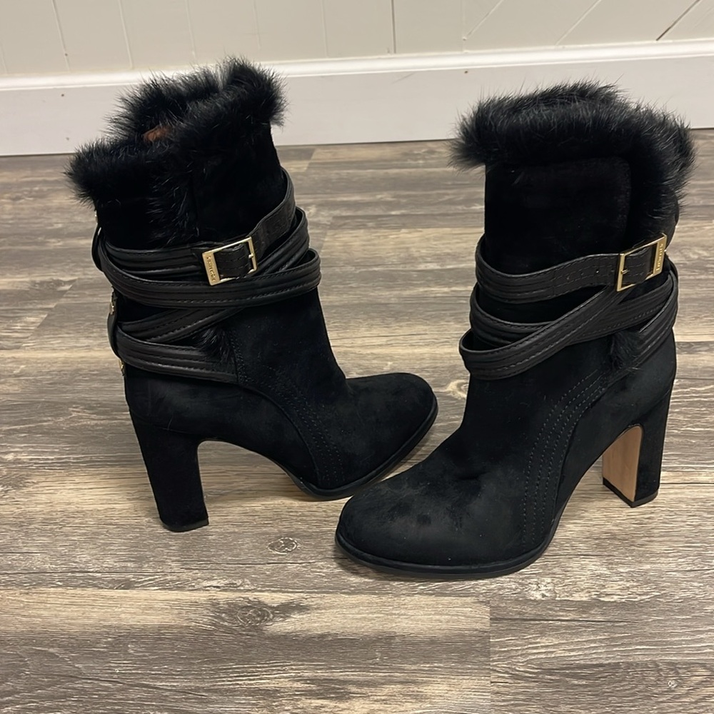 NWOB Louise et Cie Yo-Ynez Black Ankle Suede Ankle Bootie w/Rabbit Fur - Size 6